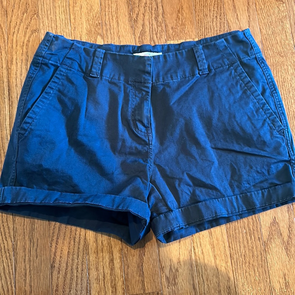 Women’s like new navy vineyard vines shorts. Cute white whale on the back